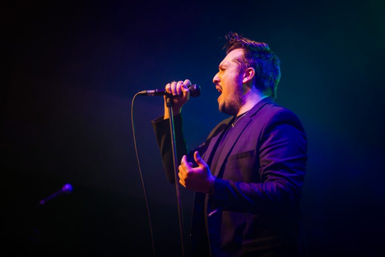 Photographe d’événements – Reportages d’entreprise ou culturel Photographe de Concert Normandie - Kind of Queen par Sabina Cowdery