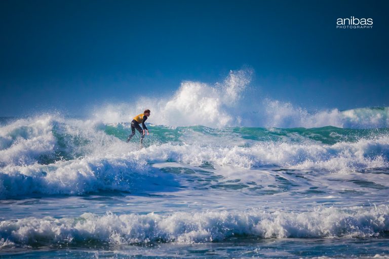 Surfant sur les vagues à la plage de la Baie des Trépassés en Photographe de sport - Capturer des surfeurs en Bretagne.