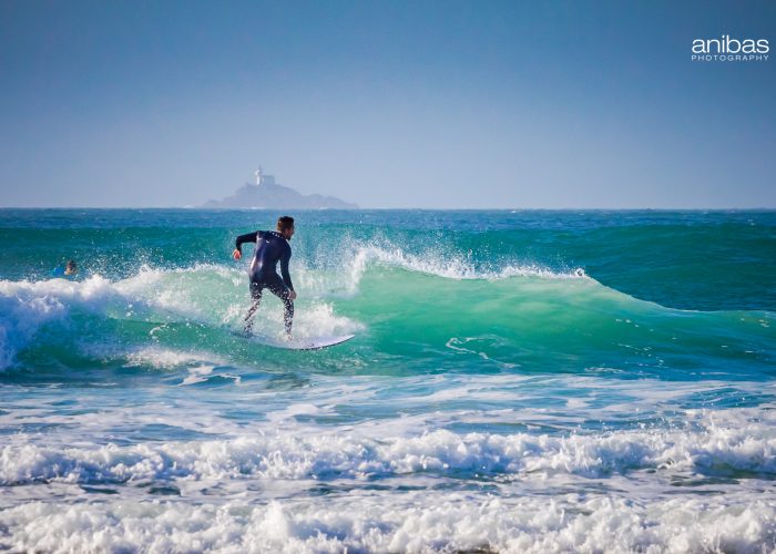 Surfant sur les vagues à la plage de la Baie des Trépassés en Photographe pour le Tourisme - Normandie - Activités sportifs et nature © Sabina Cowdery @anibasphotography Surfant sur les vagues à la plage de la Baie des Trépassés en automne - La Pointe de Raz
